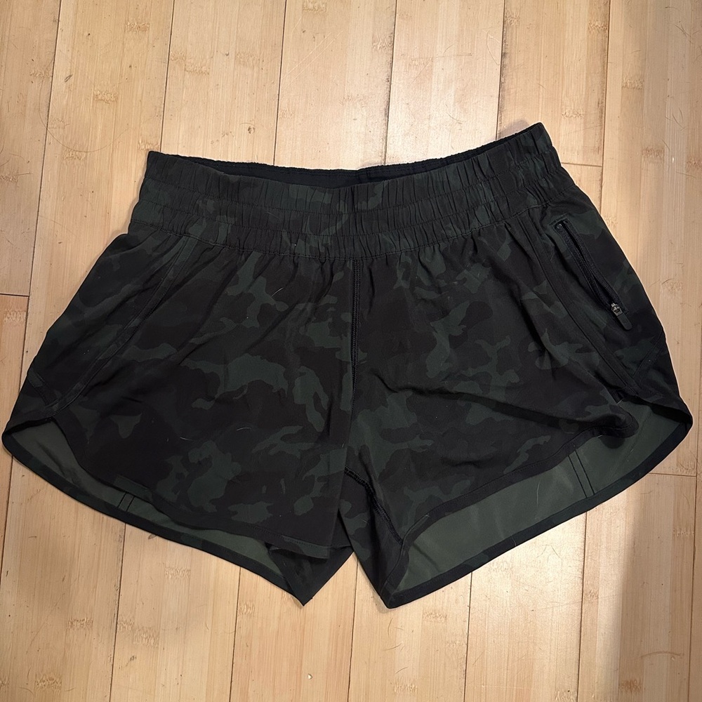 Lululemon sz 10 camo print Tracker 4” short